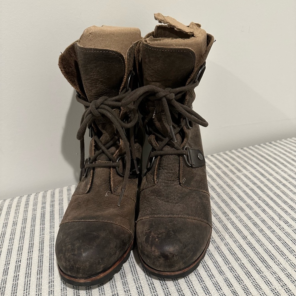 Sorel Joan of Arctic lace up wedge bootie Size 7
